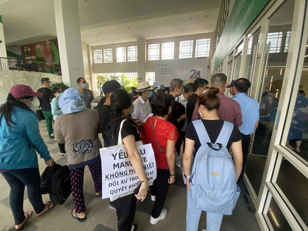 Hàng trăm khách hàng mua bảo hiểm tiếp tục đến trụ sở Manulife khiếu nại
