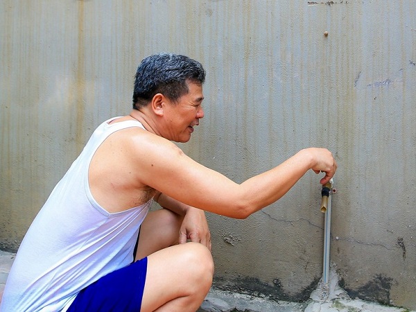 Hàng nghìn hộ dân ở Hà Nội bị cắt nước sạch giữa những ngày nắng nóng gay gắt