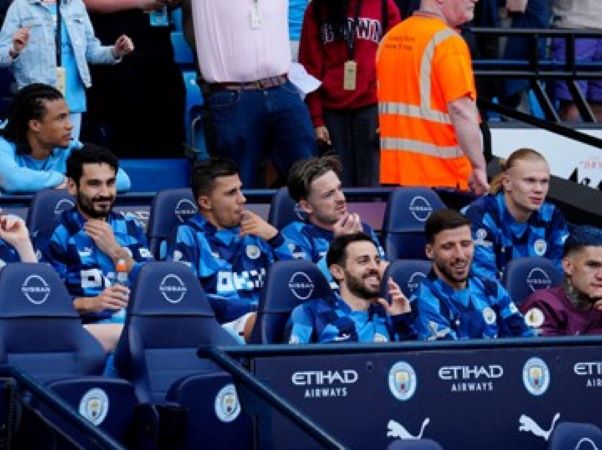 Chùm ảnh Man City nâng cúp Ngoại hạng Anh: Chiến công rực rỡ, kỳ tích sánh ngang MU
