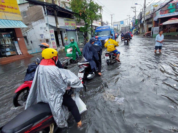 Mưa xối xả cuối chiều, nhiều tuyến đường ở TP Thủ Đức ngập như sông