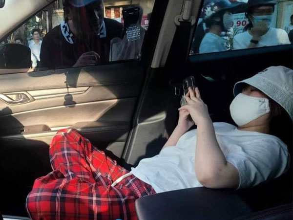 Tạm giữ ô tô của nữ tài xế nằm nghe nhạc, cố thủ sau khi vượt đèn đỏ