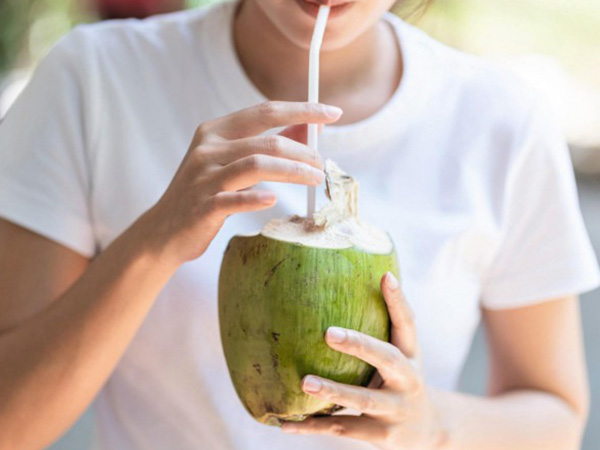Nắng nóng uống nước dừa cực mát nhưng ai không nên uống?