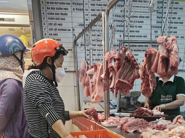 Vì sao thịt heo ế nhưng giá heo hơi vẫn tăng nóng?