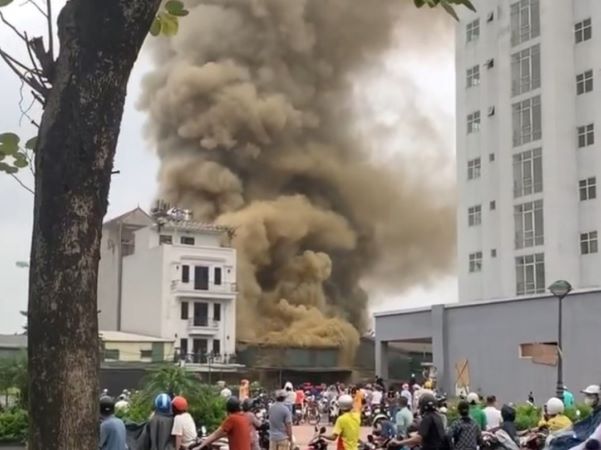 Cháy lớn tại khu đô thị Đền Lừ, khói lửa bốc lên ngùn ngụt