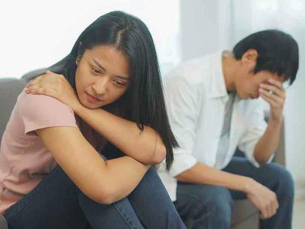 Chồng nổi nóng bắt tôi nghỉ việc vì làm cùng công ty với bạn trai cũ