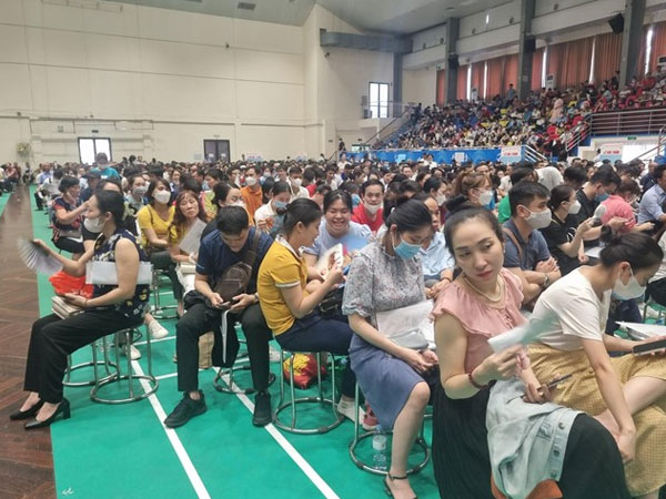 Xếp hàng bốc thăm mua nhà xã hội ở Hà Nội: Chen chân vì quá ít dự án mở bán