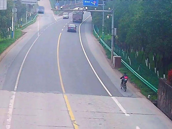 Cậu bé đạp xe 130km tới mách bà ngoại chỉ vì lý do bất ngờ này