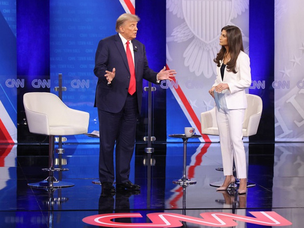 Người tố bị cưỡng hiếp quyết không buông ông Trump