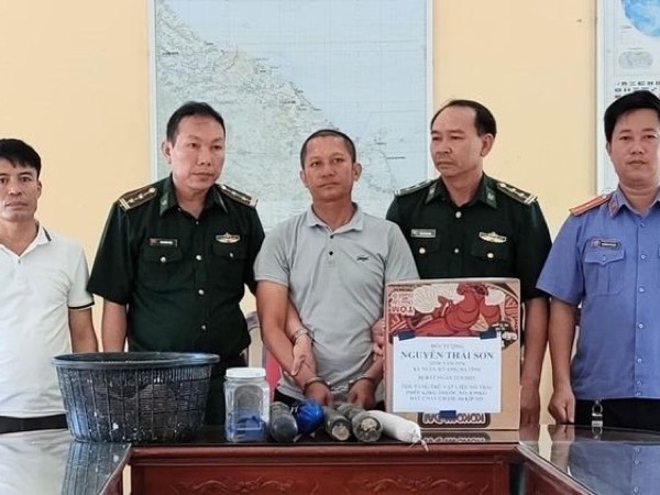 Bắt đối tượng vận chuyển lượng lớn mìn và thuốc nổ
