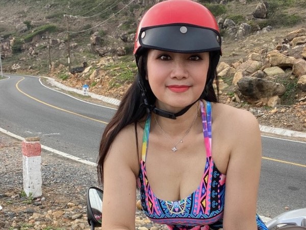 Tiểu thư 'Lá ngọc cành vàng' thập niên 90, U60 ăn mặc phóng khoáng, lộ cặp chân thon như thiếu nữ