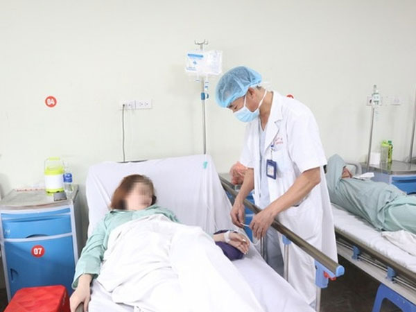 Cài kim vào váy cưới trong đêm động phòng, cô dâu bị kim đâm xuyên mông