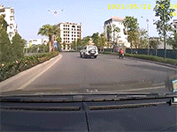 Xe cứu thương lao với tốc độ cao rồi gặp tai nạn kinh hoàng khiến tài xế văng ra ngoài