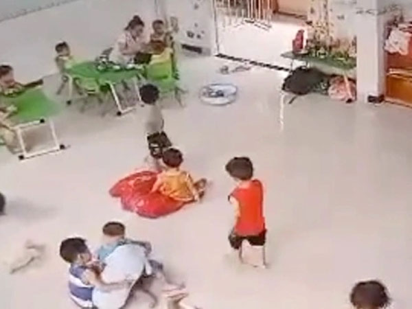 Cô giáo mầm non tát bé trai 2 tuổi 31 cái trong bữa ăn trưa
