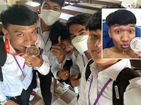 CĐV Campuchia có thể kiếm hàng tỷ đồng từ tấm huy chương bị trung vệ U22 Thái Lan ném đi
