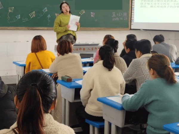 Xấu hổ khi đi họp phụ huynh cho con bị cô giáo gọi tên 'phụ huynh của học sinh kém nhất lớp'