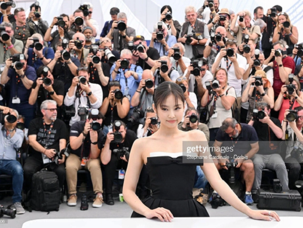 Các nhiếp ảnh gia tại Cannes 2023 bất ngờ đồng loạt hô vang tên Jennie vì điều này
