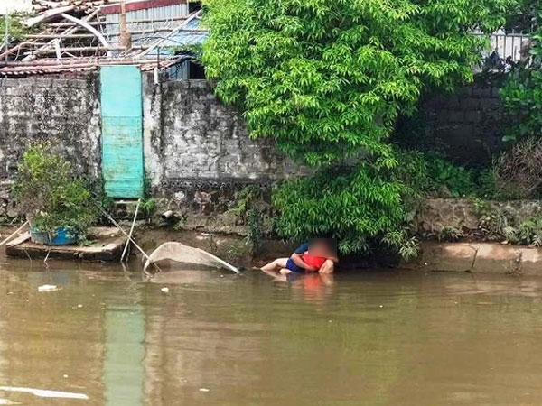 Hình ảnh bố khóc nghẹn, ôm thi thể con trai học lớp 1 bị chết đuối ở con sông trước nhà khiến nhiều người xót xa