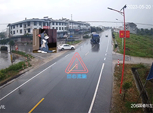 Xem pha đánh lái 'thần sầu' của tài xế xe bồn tránh va chạm với xe con và xe máy