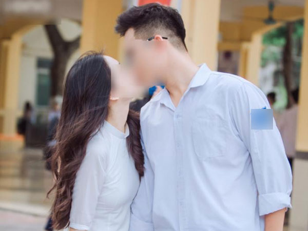 Chia tay hôn nhau giữa sân trường, các em làm gì thế?