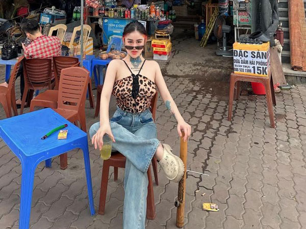 Hotgirl 'bể cá' từng nặng 73kg, trải qua gần 20 cuộc phẫu thuật và ý nghĩa hình xăm trên cổ đầy bất ngờ