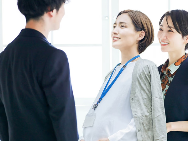 Kỳ lạ công ty bắt nhân viên nữ phải luân phiên mang thai