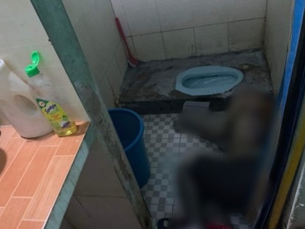 Ngửi thấy mùi hôi, đi kiểm tra phát hiện một người chết trong nhà vệ sinh