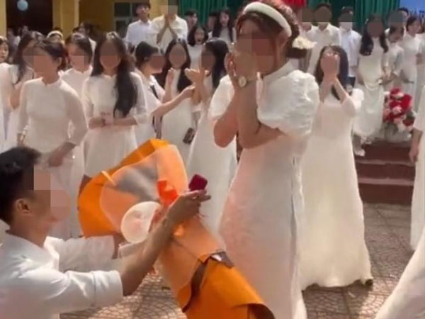 Nữ sinh được cầu hôn tại lễ tốt nghiệp cấp 3, dân tình người ủng hộ người chê 'tấm chiếu mới'