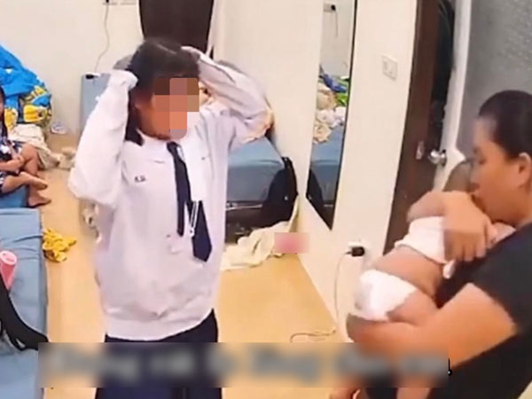Chị gái lỡ tay làm em nhỏ ngã ngửa từ trên cao, người mẹ hoảng hốt vào xem nhưng lại có cách hành xử bất ngờ khiến ai xem cũng ấm lòng