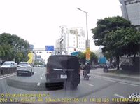 Phẫn nộ với cách tài xế xe van chèn ép xe khác trên đường phố