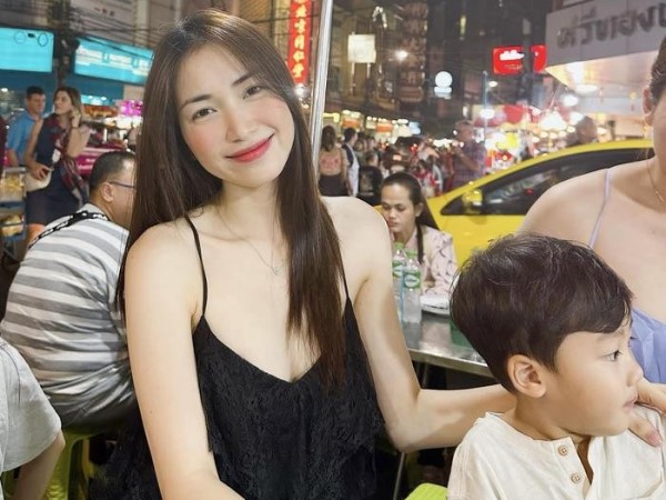Hòa Minzy tạm gác việc đi diễn, mong muốn bù đắp cho con