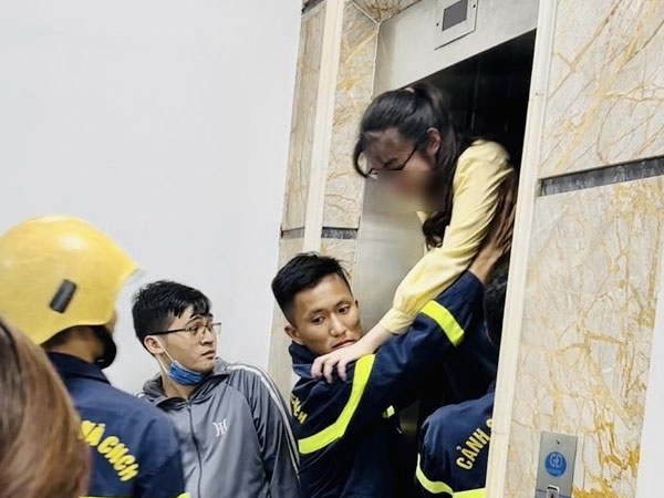 4 học sinh mắc kẹt, hoảng loạn kêu cứu trong thang máy