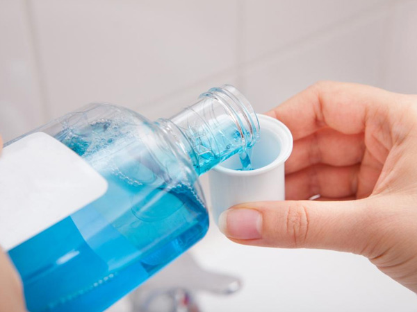 Vì sao dùng nước súc miệng lại dính nồng độ cồn?
