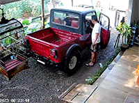 Quên về số, tài xế bất ngờ bị xế hộp 'bỏ rơi' khi vừa nổ đề