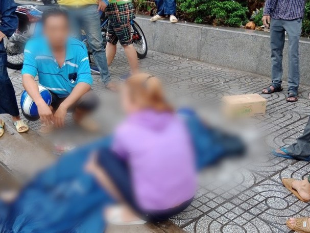 Hai người đàn ông tử vong trên vỉa hè ở TP HCM