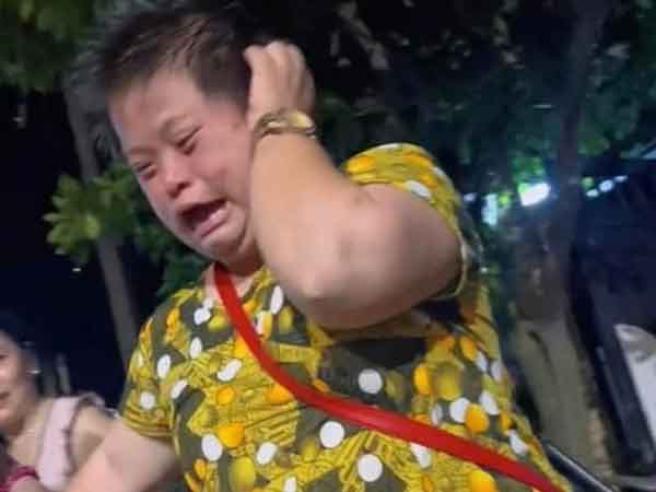 Xúc động video chị gái bị down khóc khản giọng tìm em trai bị tai nạn