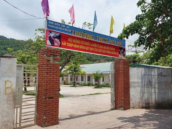 Học xuất sắc, nam sinh 'bật khóc' trên bục giảng vì không có giấy khen