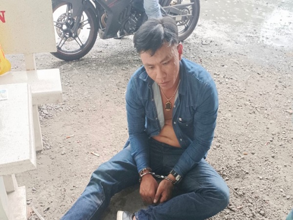 Mang súng, lái ôtô chở đồng bọn đi trộm xe máy
