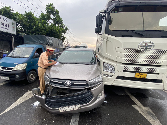 Dùng xe khách và container 'kẹp' ô tô chở nghi phạm trộm cắp