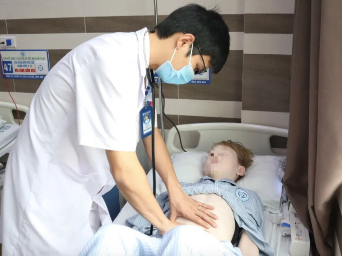 Thường xuyên ăn tương ớt, bé trai bị chảy máu dạ dày