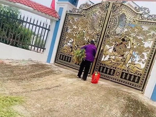 Thấy cụ bà già yếu bơ vơ, chàng trai tốt bụng cho giang xe, đến nhà cụ phát hiện sự thật ngỡ ngàng