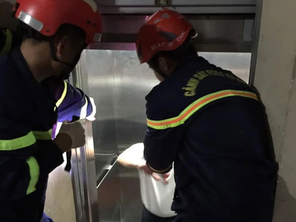Cảnh sát dùng xà beng cạy thang máy, giải cứu 2 người mắc kẹt