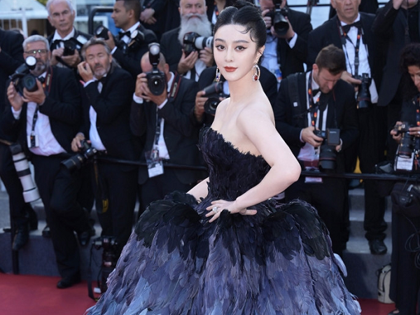 Phạm Băng Băng hóa 'thiên nga đen' ở thảm đỏ bế mạc Cannes