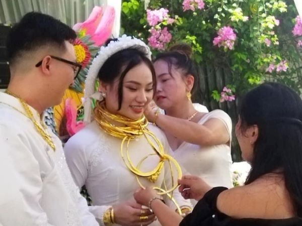 Cô dâu Thanh Hóa nhận hàng chục cây vàng, 5 tỷ đồng quà hồi môn gây 'sốt'