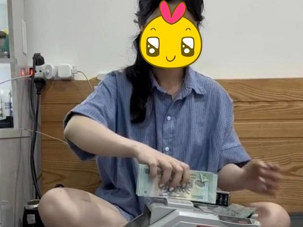 Cô dâu phải dùng máy đếm tiền lúc bóc phong bì, hội chị em xuýt xoa: Tự nhiên thấy lấy chồng cũng vui