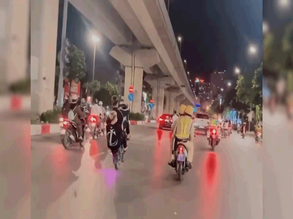 Hai thanh niên lạng lách, bốc đầu xe máy trước mô tô CSGT ở Hà Nội