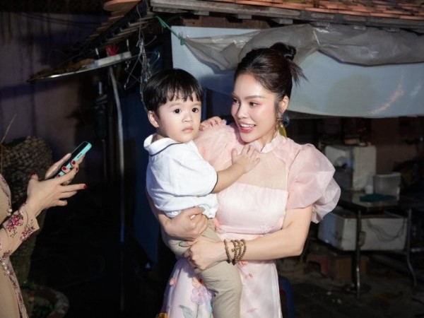 Dương Cẩm Lynh lần đầu đứng cạnh chồng cũ chụp ảnh sau 5 năm ly hôn và sự cố 'đổ nợ' 6 tỷ đồng