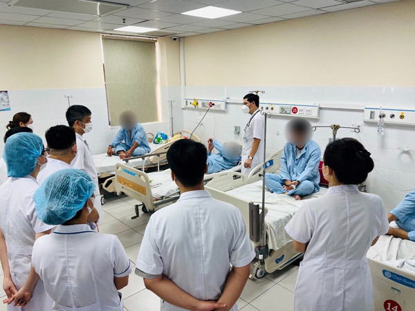 6 người nguy kịch sau khi ăn trứng cá sấu hỏa tiễn