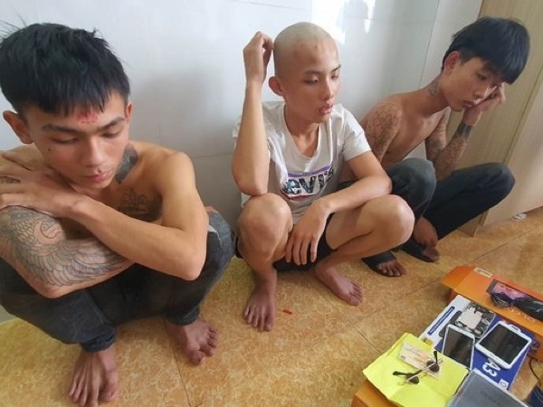 Ba thanh niên nghiện ngập, đập kính hàng loạt ô tô đậu ngoài đường để trộm đồ