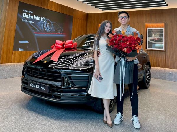 Văn Hậu cùng bạn gái tậu xe sang 5 tỷ đồng