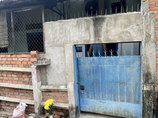 Bàng hoàng phát hiện người đàn ông mặt tím tái, tử vong trong tư thế treo cổ trước cửa nhà